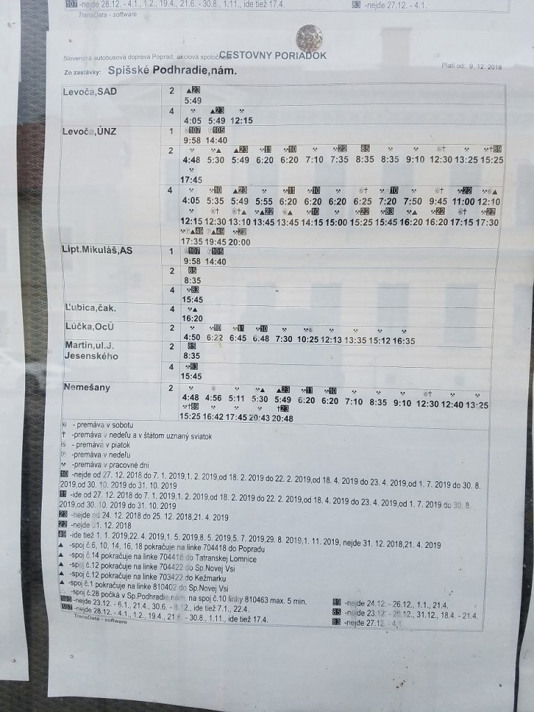 Spišské Podhradieの街のバス停時刻表（レヴォチャ行き）  