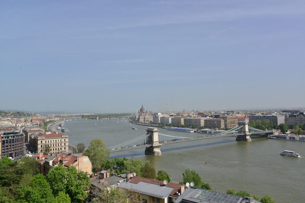 ブダ城から見るブダペストの街並みとくさり橋