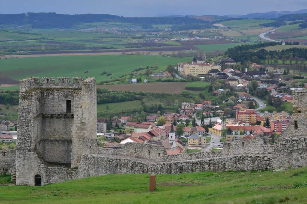 スピシュ城ローワーエリアからSpišské Podhradieの街を眺める