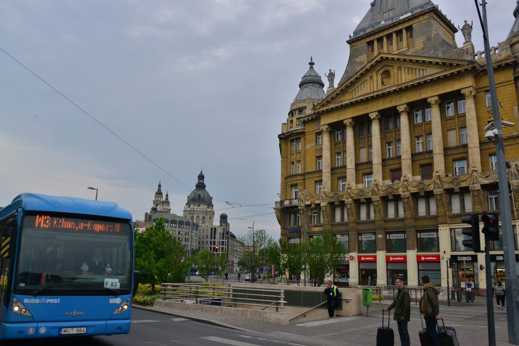 Deák Ferenc tér 駅近くを走るM3路線代替バス