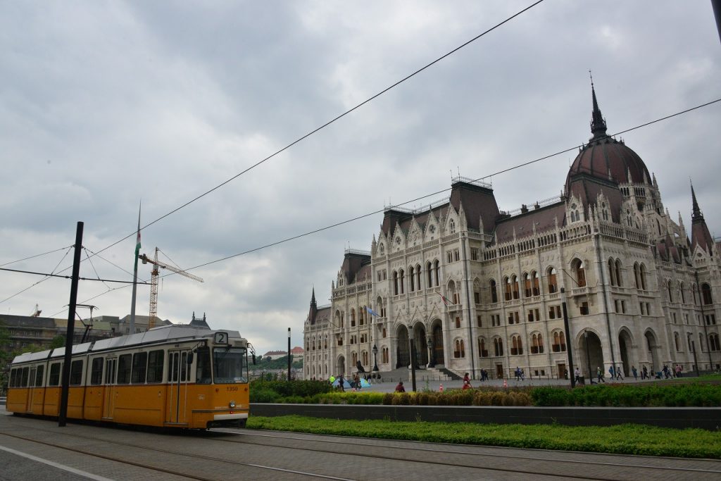 ブダペスト国会議事堂とトラム