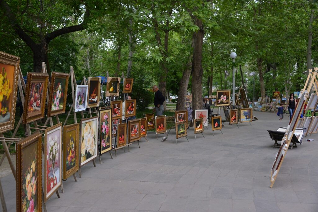 アルメニアの街中の絵画販売